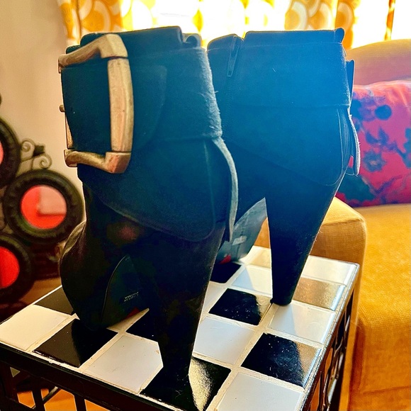 Luichiny vintage black suede high heeled ankle boots w/oversized buckle - Picture 4 of 8